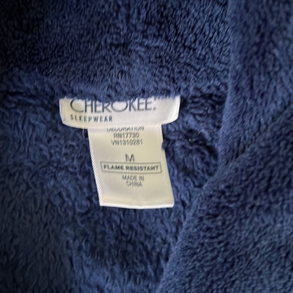 Boys Cherokee navy robe with red and silver crest. Size M - Picture 3 of 3